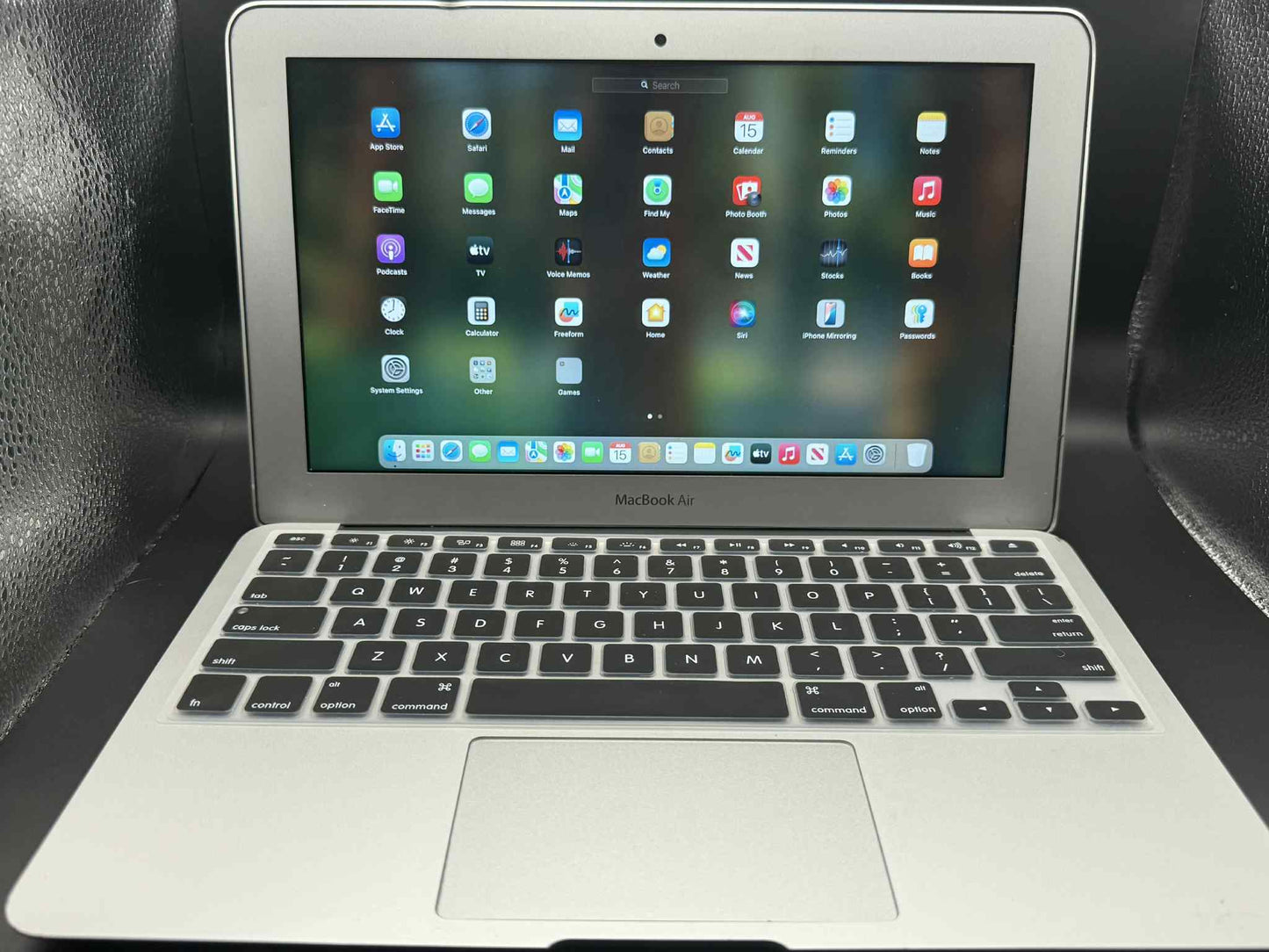 Fast and lightweight MacBook Air 11" w/ latest OS: Sequoia!